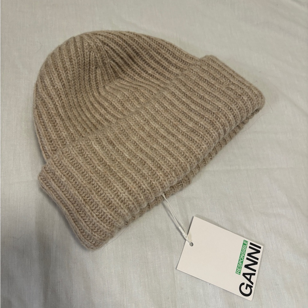 GANNI Tan Knit Beanie
Oatmeal beanie
